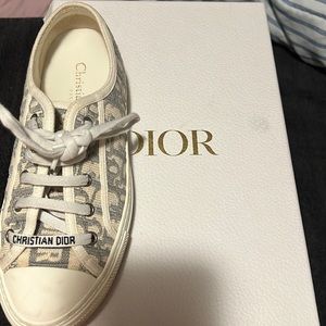 WALK'N'DIOR SNEAKER
Gray Stone Dior Oblique Embroidered Cotton